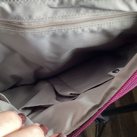 Baggallini Mulberry Crossbody Security Travel Bag BNWT 💜🩷 - Picture 8 of 9